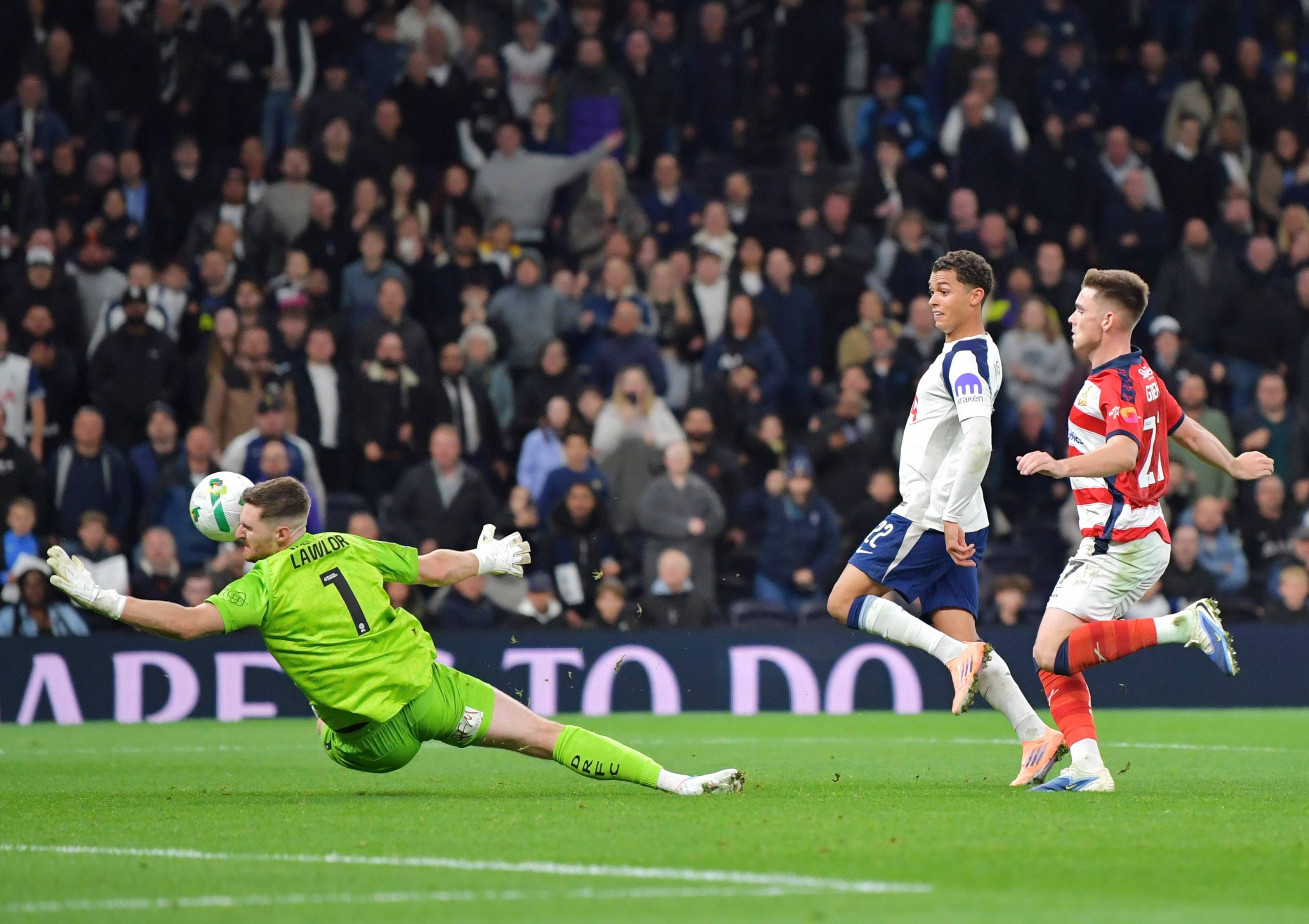 托特纳姆迎欧联关键赛，清晨远射贴柱，球迷炸锅，团队化学反应显著的简单介绍