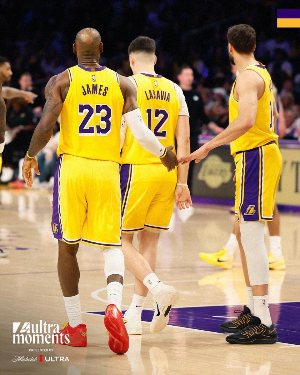 包含詹姆斯回归赛场，败北首场状态亮眼，勇士观众沸腾！的词条